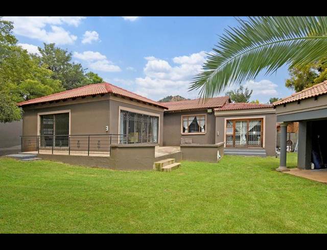 5 BEDROOM HOUSE FOR SALE IN MEREDALE EXT 04